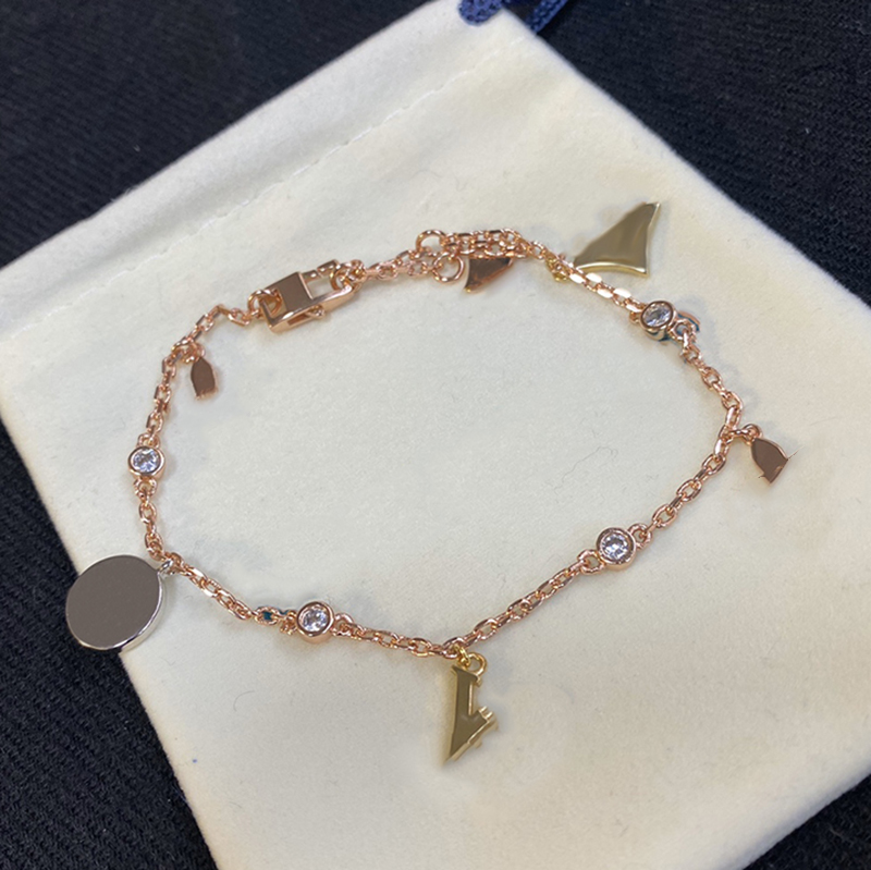 Luxury Designer Bracelets Small Flower Classic Letter Women Fashion Bracelet High quality Party Gift, Golden;silver
Luxury Designer Bracelets Small Flower Classic Letter Women Fashion Bracelet High quality Party Gift, Golden;silver