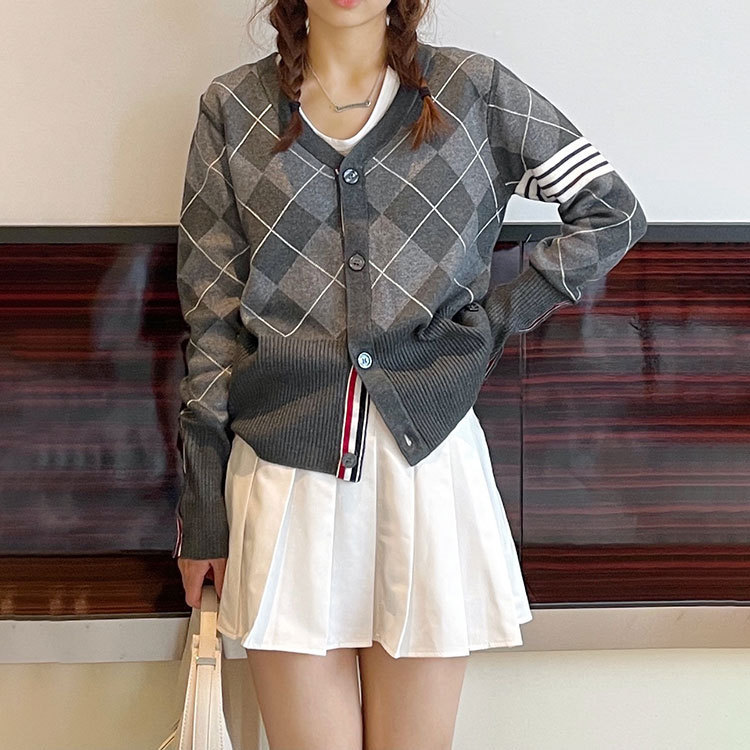 Autumn and winter 2021 black grey rhomboid TB four bar stripe slim fit wool V-neck cardigan sweater coat women, Gray
Autumn and winter 2021 black grey rhomboid TB four bar stripe slim fit wool V-neck cardigan sweater coat women, Gray