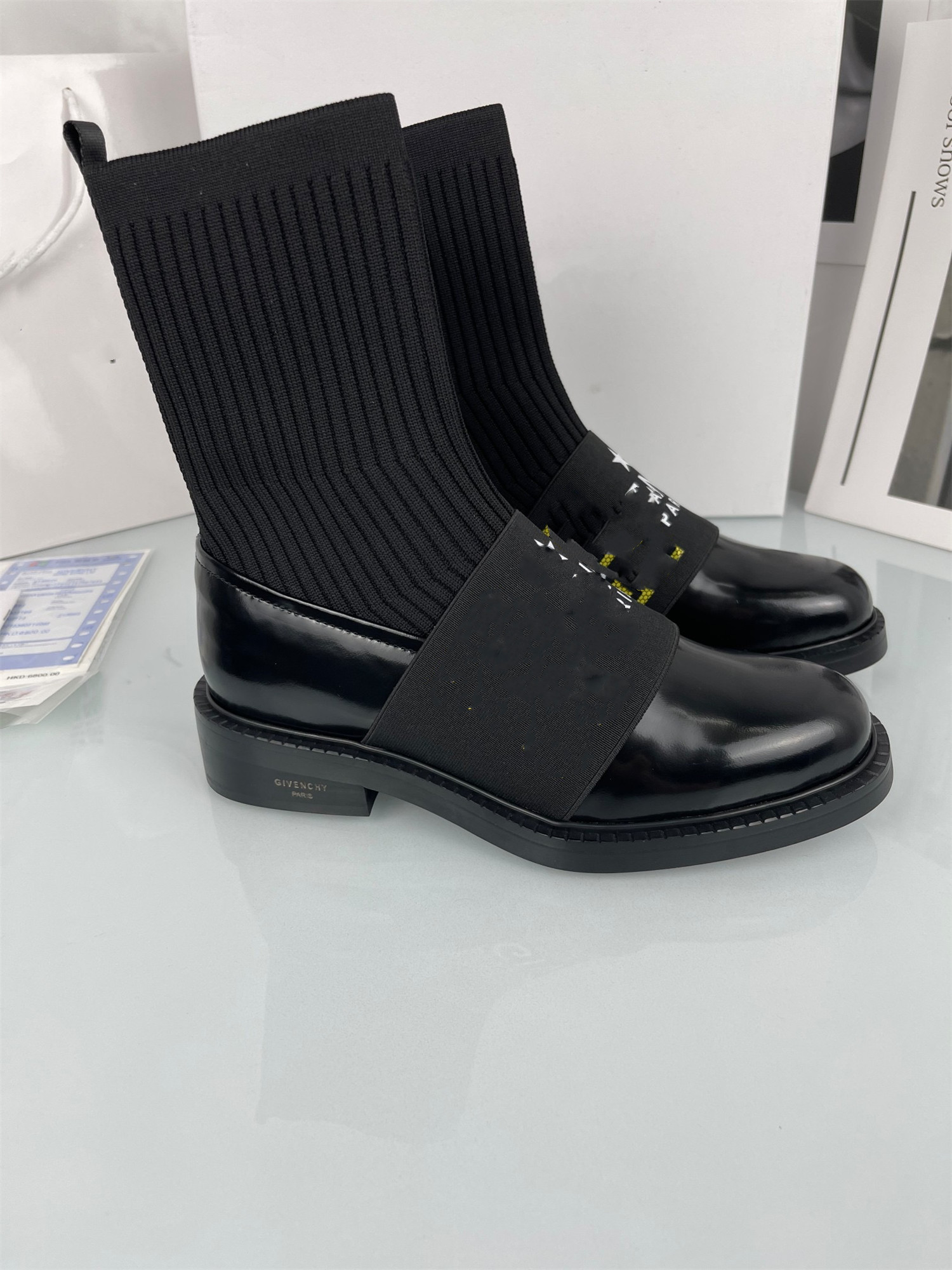 2022 autumn and winter socks high heel boots fashionable sexy knitted stretch half boot designer ladies letters black flat shoes
2022 autumn and winter socks high heel boots fashionable sexy knitted stretch half boot designer ladies letters black flat shoes