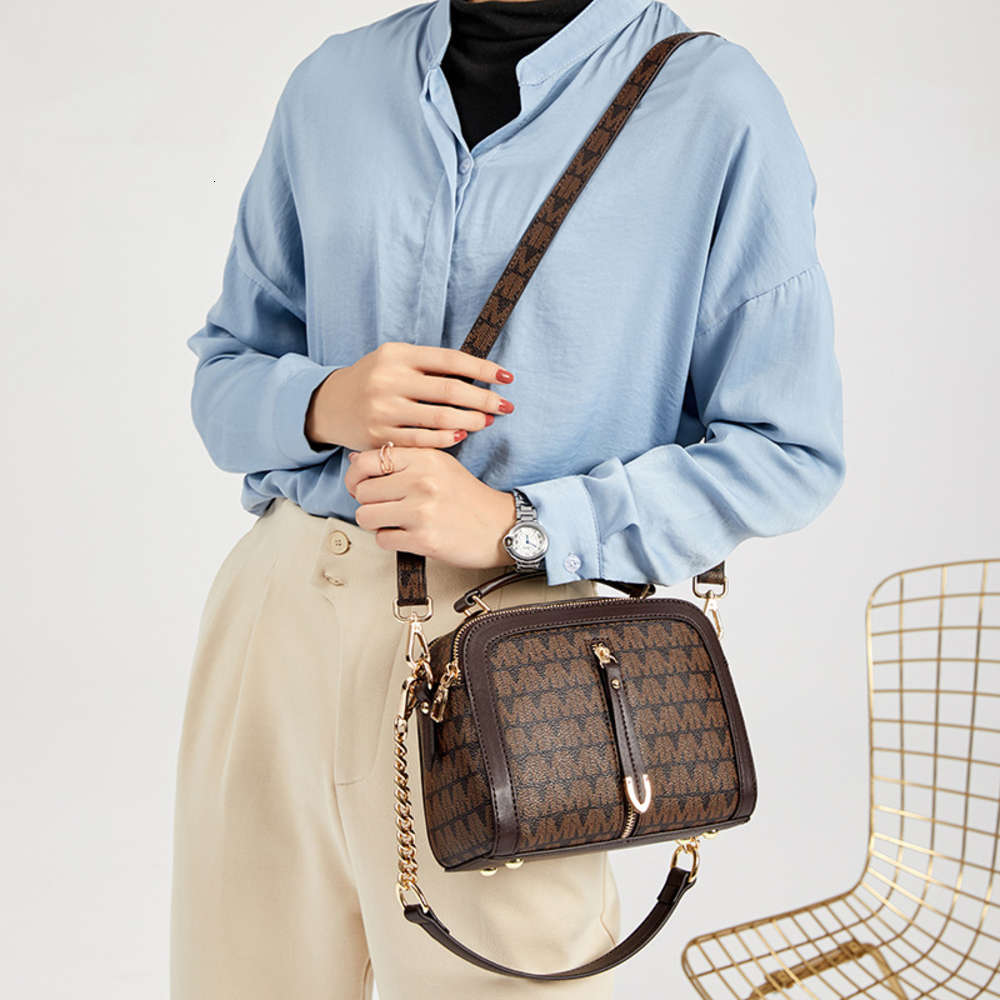HBP Fashion 2021 spring summer women's bag autumn Korean versatile simple hand small square One Shoulder Messenger, Red
HBP Fashion 2021 spring summer women's bag autumn Korean versatile simple hand small square One Shoulder Messenger, Red