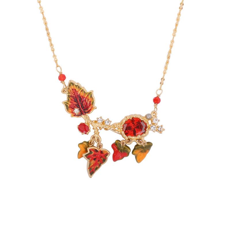 Pendant Necklaces Trendy Hand-painted Enamel Glaze Jewelry Crystal Inlaid Short Necklace Clavicle Chain Female Fashion Accessorie
Pendant Necklaces Trendy Hand-painted Enamel Glaze Jewelry Crystal Inlaid Short Necklace Clavicle Chain Female Fashion Accessorie