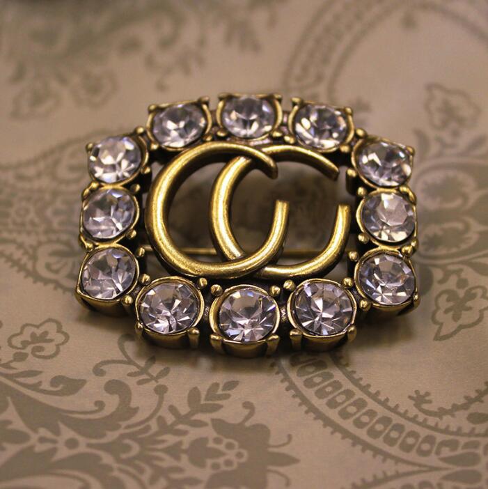 High-end Designer Rainbow Color Crystal Rhinestone Brooches Fashion Brand Double Letter Suit Collar Pin Brooche Vintage Mens Womens Wedding Jewelry Accessories
High-end Designer Rainbow Color Crystal Rhinestone Brooches Fashion Brand Double Letter Suit Collar Pin Brooche Vintage Mens Womens Wedding Jewelry Accessories