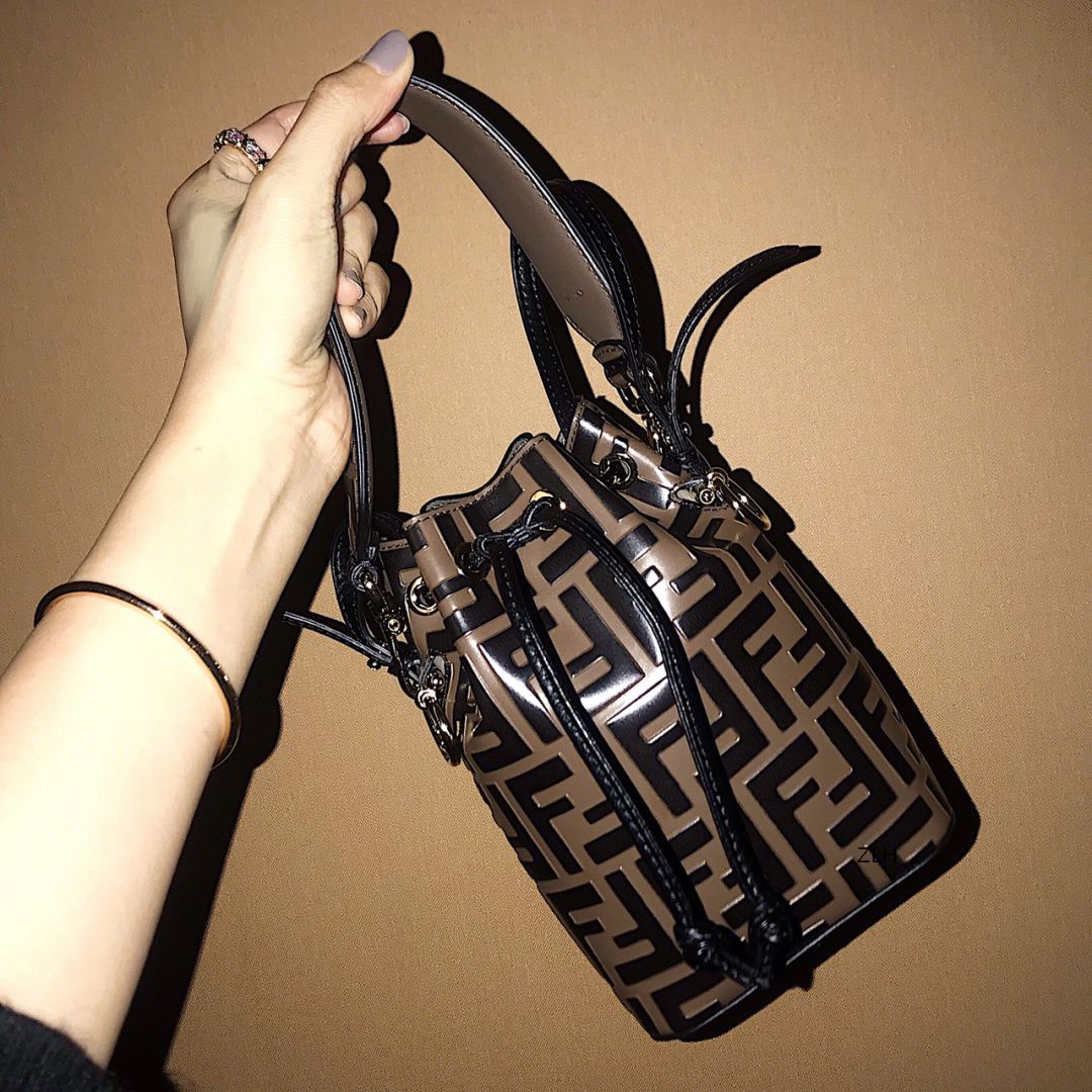 Women luxurys designers Spring / summer 2021 new mini one shoulder slung bucket bag leather FF printing drawstring versatile fashion portable bag
Women luxurys designers Spring / summer 2021 new mini one shoulder slung bucket bag leather FF printing drawstring versatile fashion portable bag
