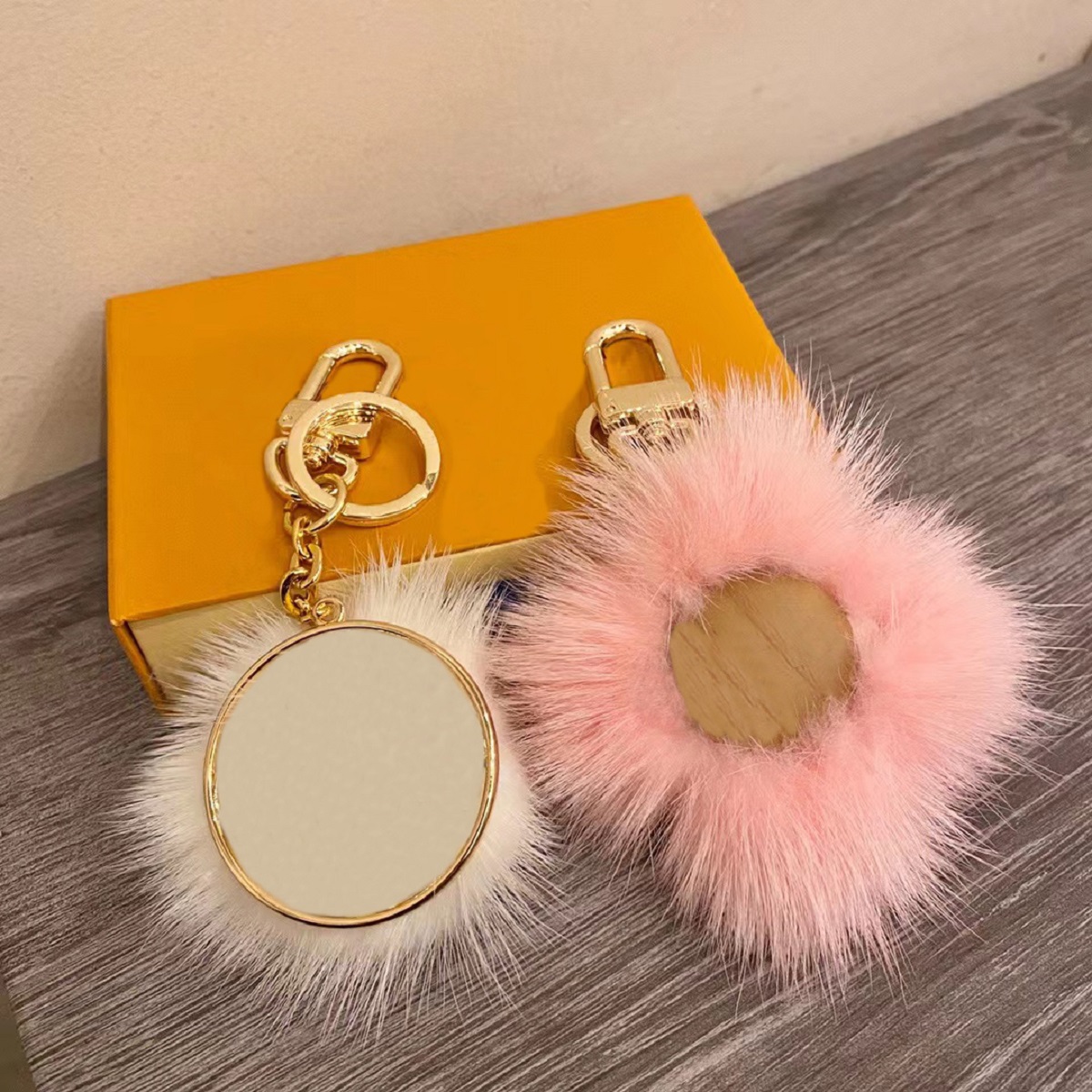 Classic hot-selling cute luxury four-leaf clover pink plush keychain high-quality bag decoration pendant keychain designer keychains
Classic hot-selling cute luxury four-leaf clover pink plush keychain high-quality bag decoration pendant keychain designer keychains