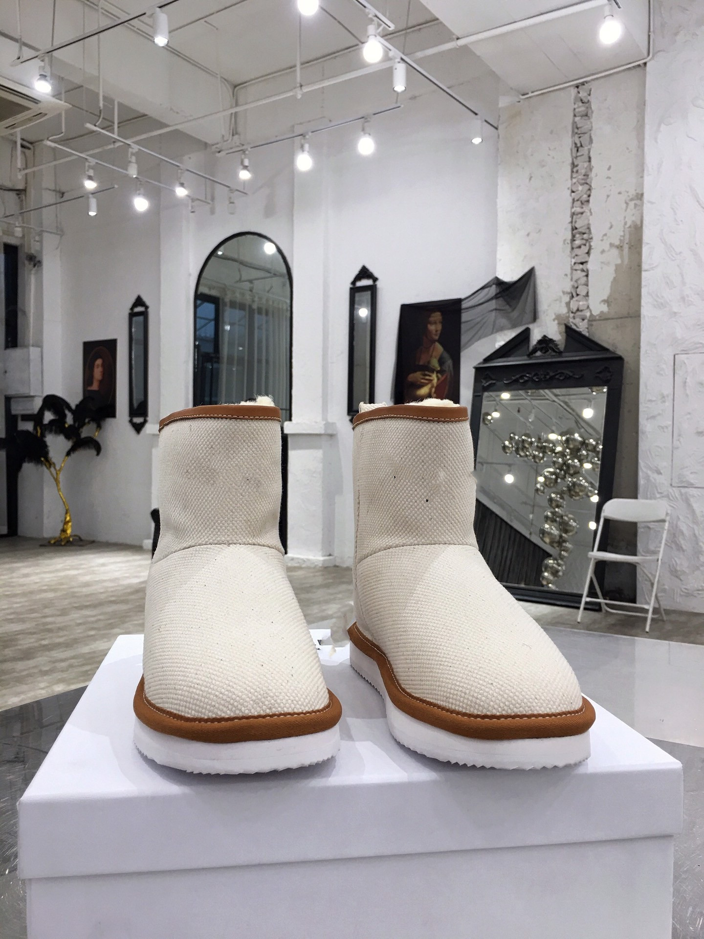 2022 Women Designe Boots Winter Snow Boots Suede Real Fur Slides Leather Waterproof Winter Warm Knee High Boots Brand Fashion Luxury Designer Shoes with box 1010, 03
2022 Women Designe Boots Winter Snow Boots Suede Real Fur Slides Leather Waterproof Winter Warm Knee High Boots Brand Fashion Luxury Designer Shoes with box 1010, 03