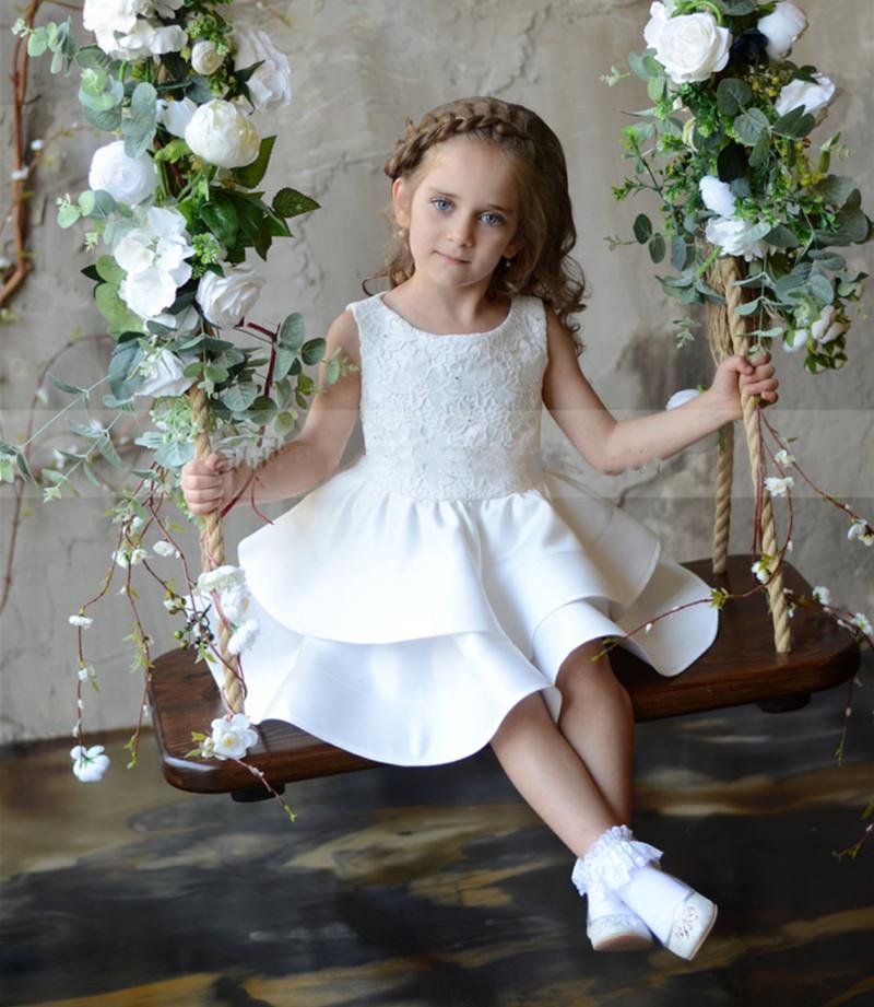 Girl's Dresses White Lace Satin Tiered Flower Girl Dress O Neck Knee Length Kids Clothes Tutu Girls Party Gown
Girl's Dresses White Lace Satin Tiered Flower Girl Dress O Neck Knee Length Kids Clothes Tutu Girls Party Gown