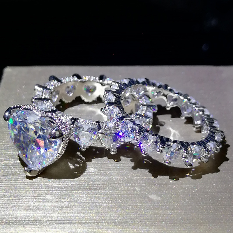 Luxury Mens Wedding Rings Fashion Stones Gemstone Engagement Ring For Women Full Diamond Heart Ring Jewelry 2 Peice Set
Luxury Mens Wedding Rings Fashion Stones Gemstone Engagement Ring For Women Full Diamond Heart Ring Jewelry 2 Peice Set