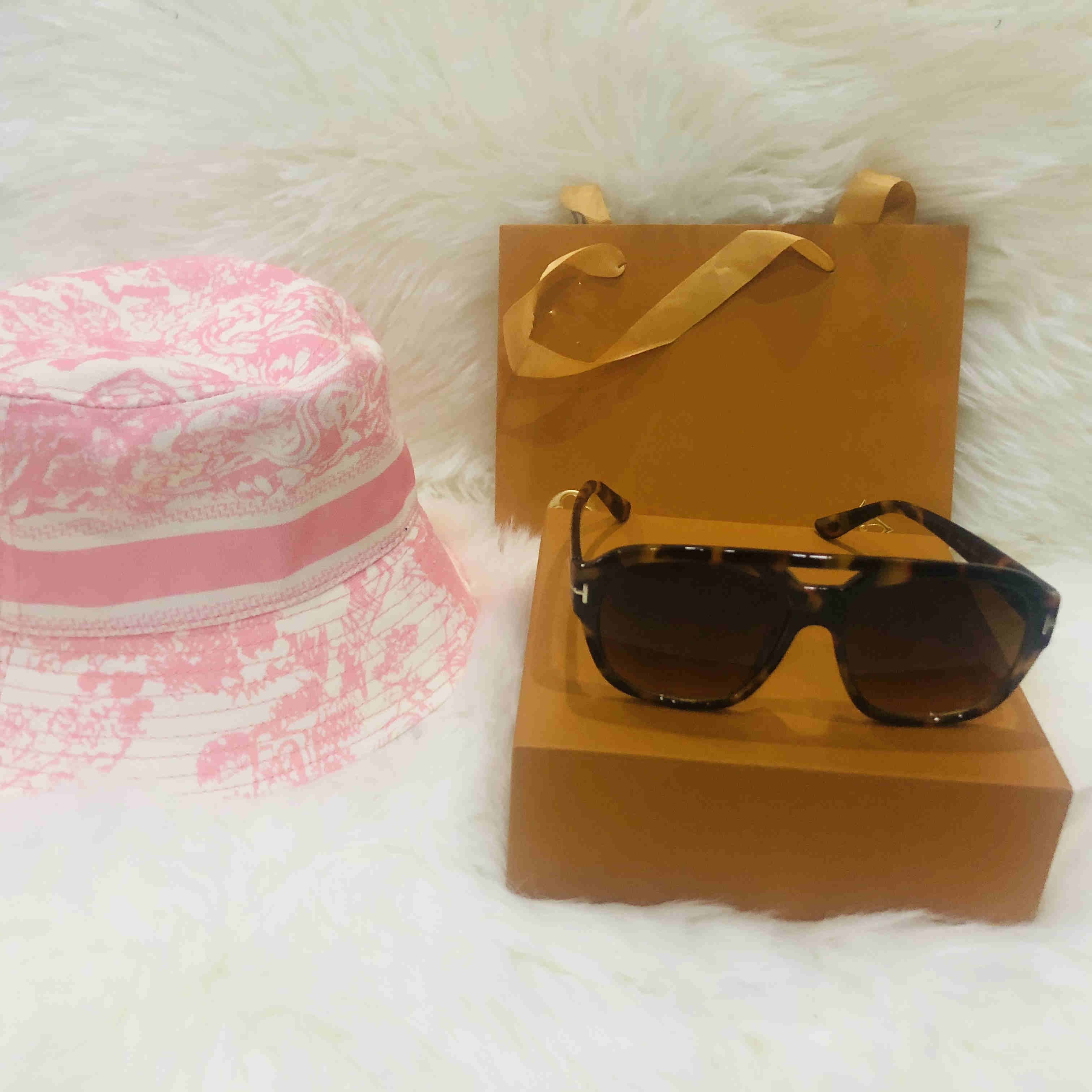 Designer Sunglass Women Eyeglasses Outdoor Shades PC Frame Fashion Classic Lady Sun glasses Mirrors for Womens Luxury Sunglasses
Designer Sunglass Women Eyeglasses Outdoor Shades PC Frame Fashion Classic Lady Sun glasses Mirrors for Womens Luxury Sunglasses