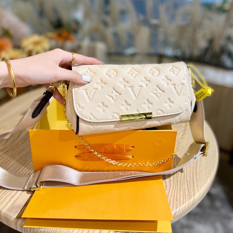 Women Luxurys Designers Bags 2021 Top Quality Handbag Solid Color Imprint Old fiower L Bag First Layer Cowhide Genuine Leather Messenger Lad, Red;black
Women Luxurys Designers Bags 2021 Top Quality Handbag Solid Color Imprint Old fiower L Bag First Layer Cowhide Genuine Leather Messenger Lad, Red;black