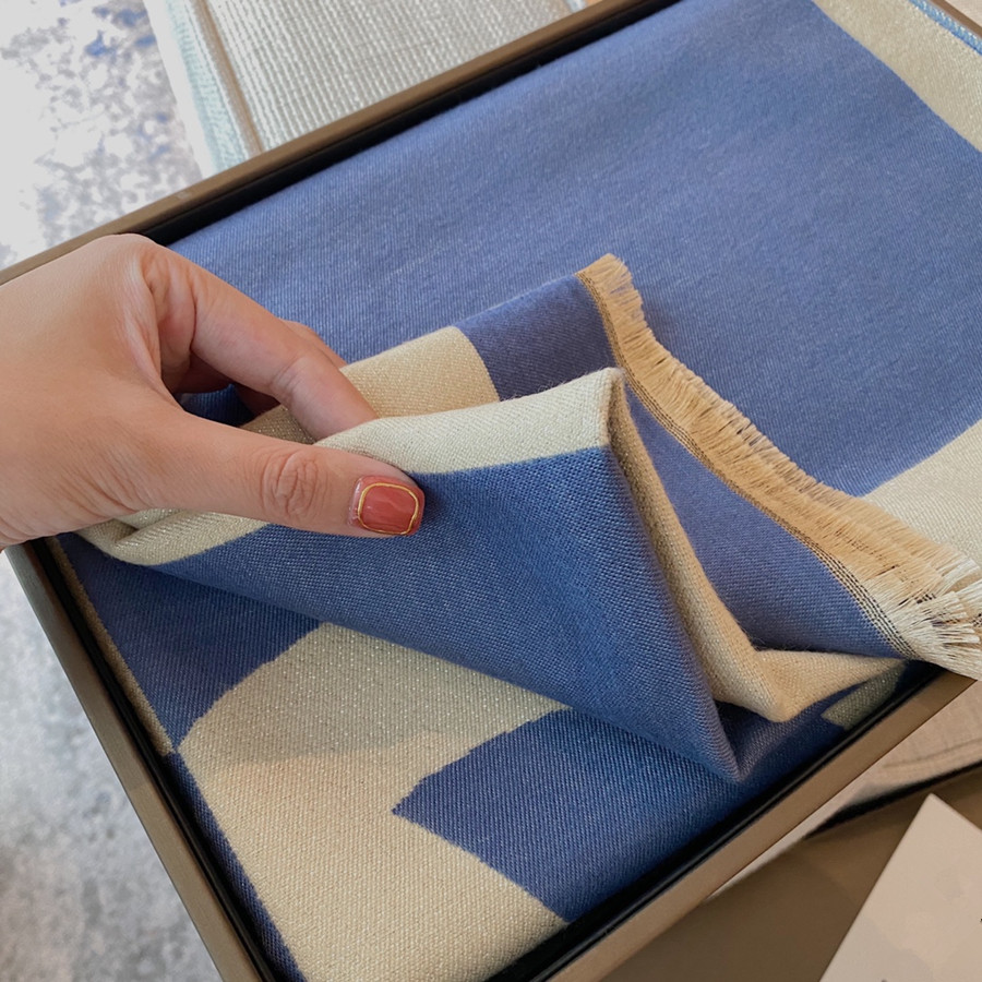 The latest autumn and winter style simple and elegant classic lady scarf silver silk cashmere blended material high-end quality warm shawl
The latest autumn and winter style simple and elegant classic lady scarf silver silk cashmere blended material high-end quality warm shawl