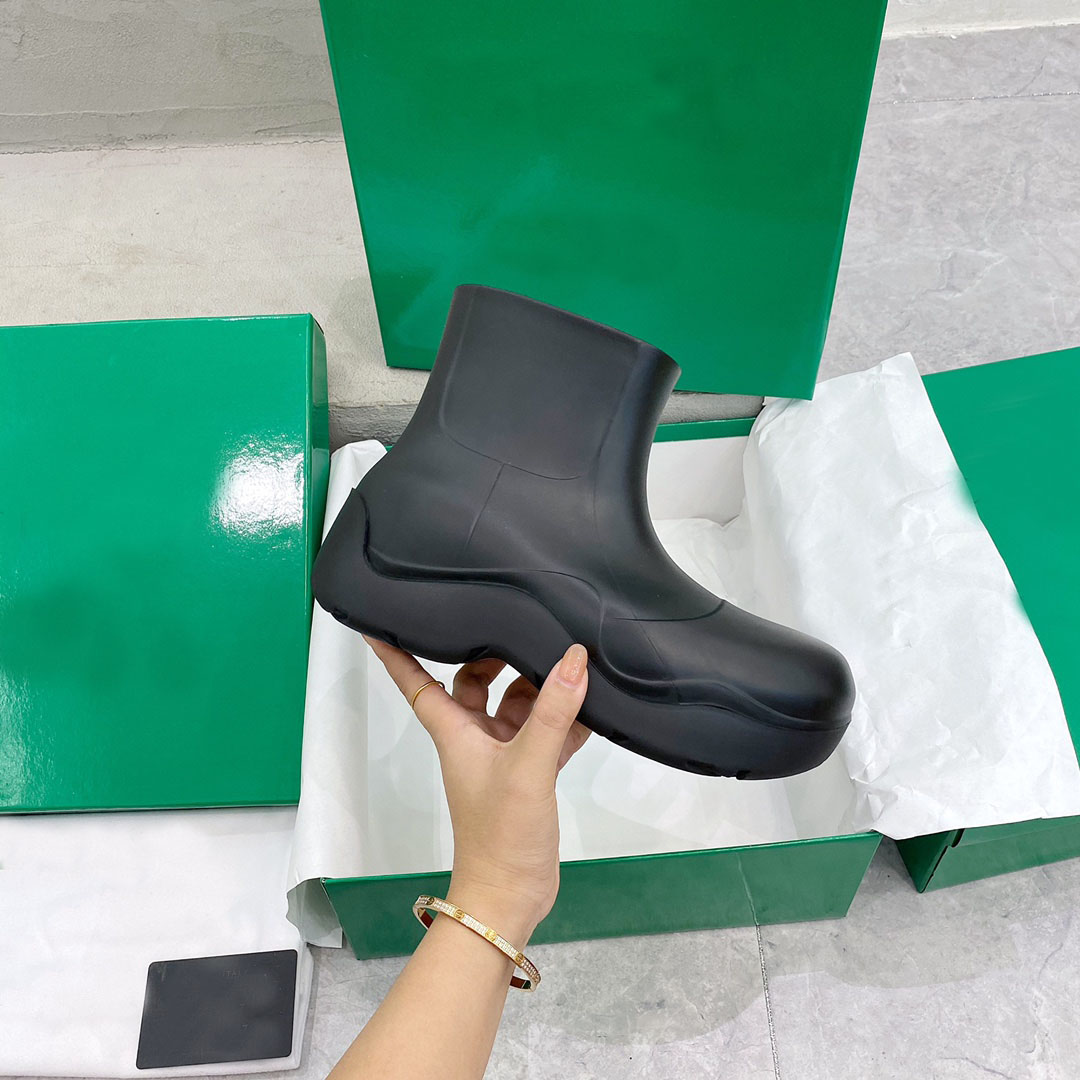 2022 designer luxury PUDDLE boots Rainboots Women men Candy colors Rubber Rain Waterproof Shoe Platform PVC Booties214r, Color 4
2022 designer luxury PUDDLE boots Rainboots Women men Candy colors Rubber Rain Waterproof Shoe Platform PVC Booties214r, Color 4