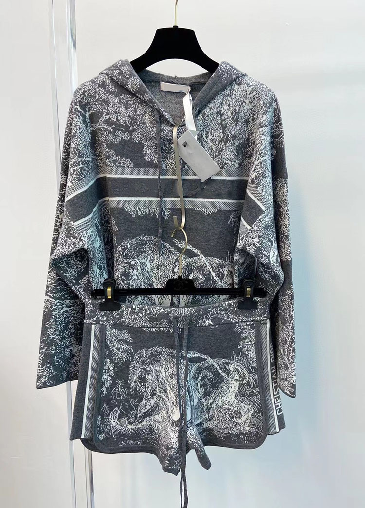 Early autumn new cashmere wool suit, retro low-key luxury xqnm724 1012, Packing boxes
Early autumn new cashmere wool suit, retro low-key luxury xqnm724 1012, Packing boxes