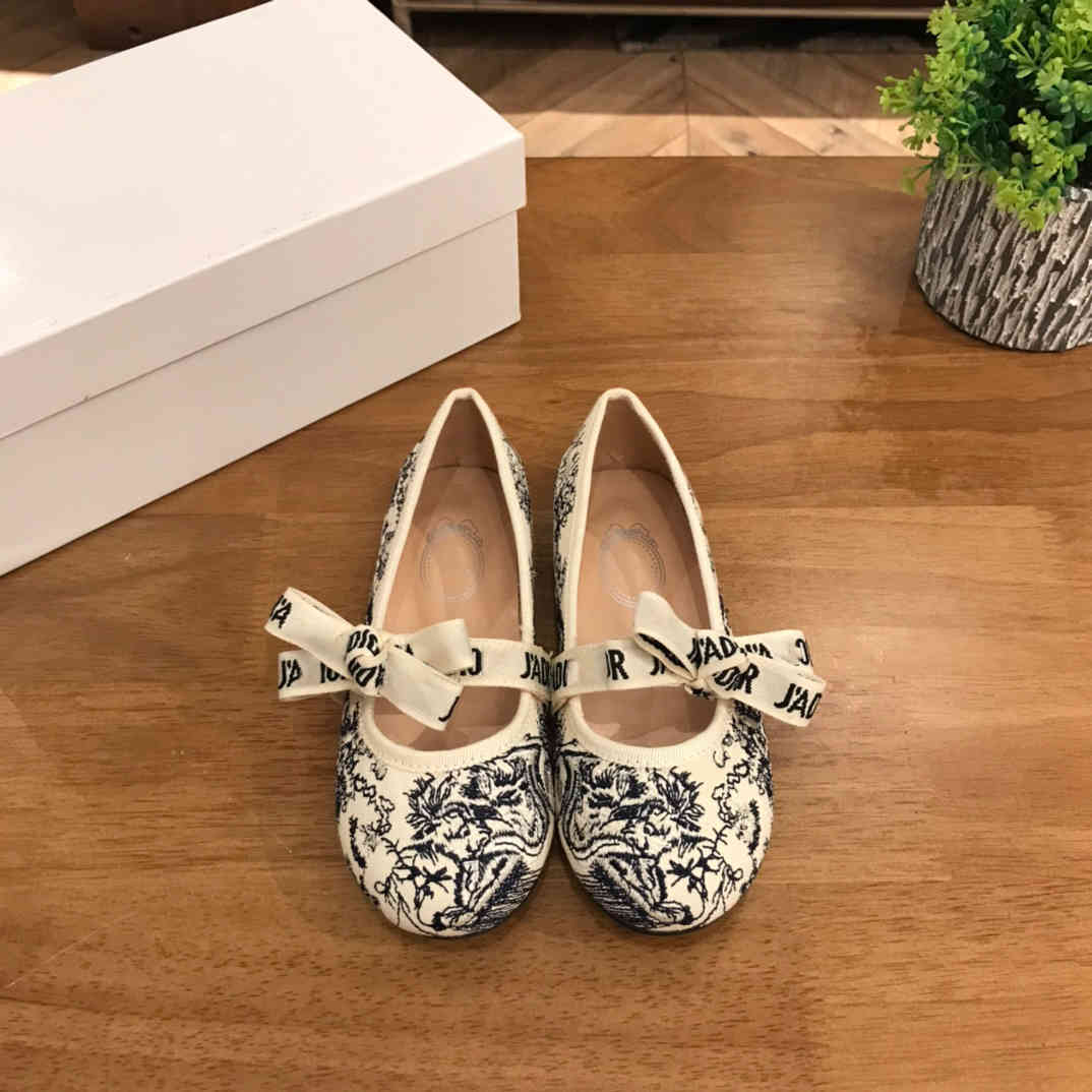 dr New princess shoes Embroidered pattern knot ballet shoes Perfect wild shoe size 26-35, Customize
dr New princess shoes Embroidered pattern knot ballet shoes Perfect wild shoe size 26-35, Customize