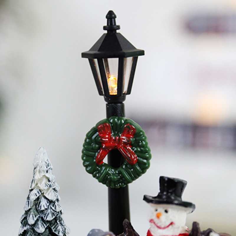 Christmas Village Scene Xmas Tree Snowman Resin Ornament with LED Light Animated Street Lamp Miniature Statue Decoration 211012