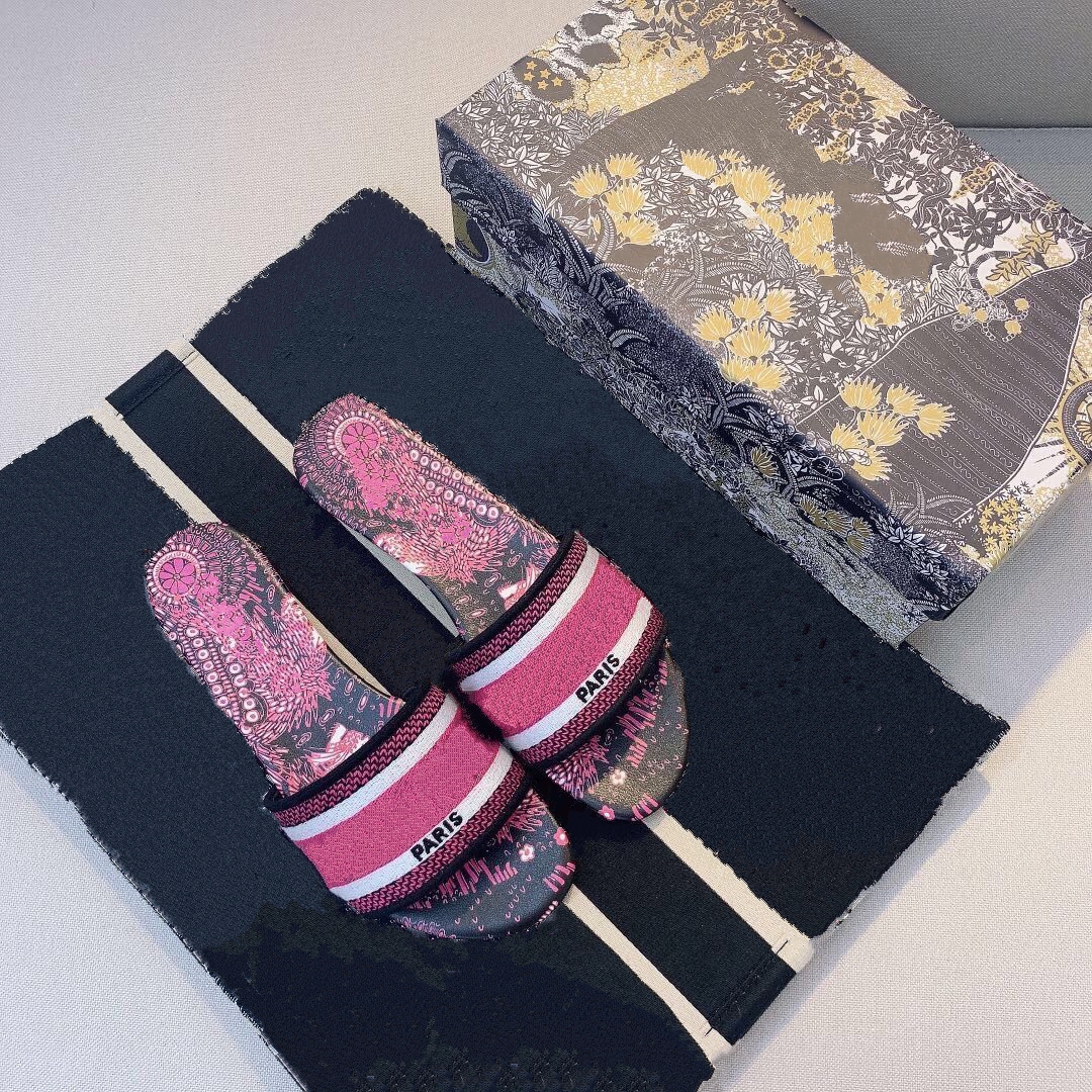 2021 Women Sandals Slippers Embroidery Sandal Floral Brocade Flip Flops Striped Beach Genuine Leather Dazzle Flowers Slipper mjk0004
2021 Women Sandals Slippers Embroidery Sandal Floral Brocade Flip Flops Striped Beach Genuine Leather Dazzle Flowers Slipper mjk0004