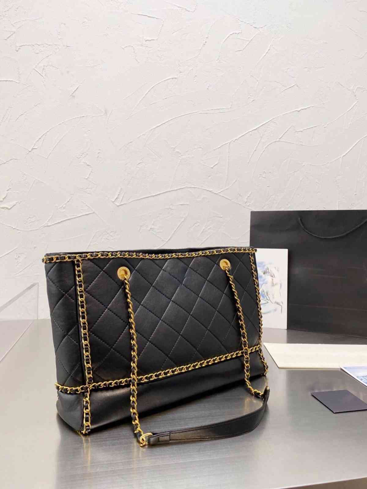 Shoulder Bags Women Handbag Leather Messenger EleganceVintage Chain High Capacity Fashion Shopping Classic Designer 1102, Black
Shoulder Bags Women Handbag Leather Messenger EleganceVintage Chain High Capacity Fashion Shopping Classic Designer 1102, Black