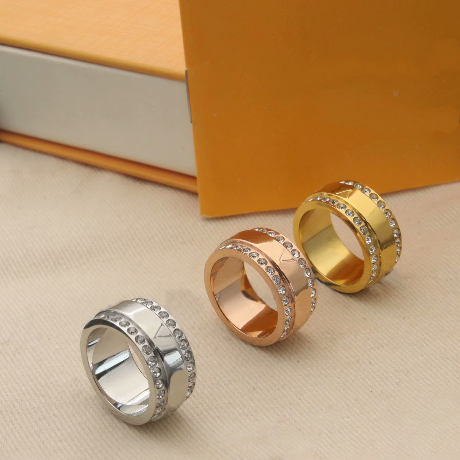 Europe America Fashion Men Lady Women Rings Titanium Steel Engraved Flower V Initials Settings Diamond Catch Ring M80187 3 Color Size US6-US9
Europe America Fashion Men Lady Women Rings Titanium Steel Engraved Flower V Initials Settings Diamond Catch Ring M80187 3 Color Size US6-US9