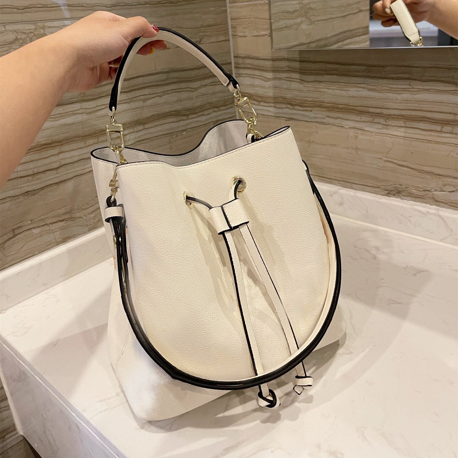 Bucket bags Handbags Designer printing Fashion Shoulder string Luxury Brand totes purse mobile phone bag letter Women Floral wallet cross body, Picture color with logo 25cm
Bucket bags Handbags Designer printing Fashion Shoulder string Luxury Brand totes purse mobile phone bag letter Women Floral wallet cross body, Picture color with logo 25cm