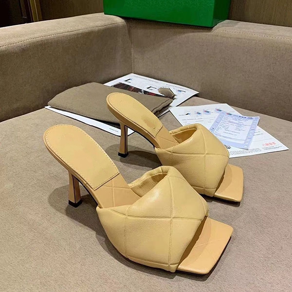 Prad 2021The latest Matte leather checked shoes Square - mouthed, open-toed women flat heel 35-42 mjj0004
Prad 2021The latest Matte leather checked shoes Square - mouthed, open-toed women flat heel 35-42 mjj0004