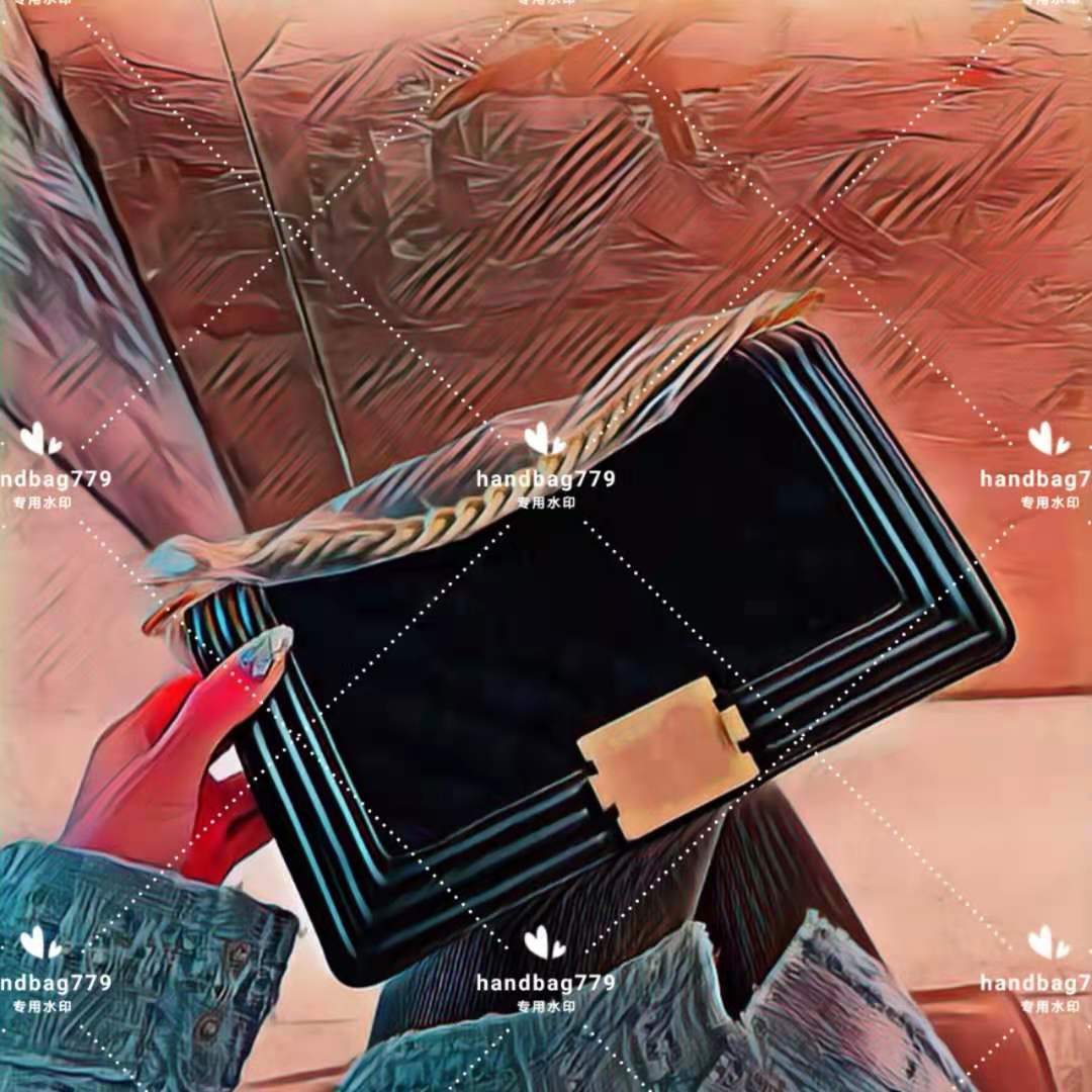 2021 Luxury Classic Cross bag fashion Cowhide plaid body alloy chain leather straps one shoulder lettered metal tower open large capacity clutch
2021 Luxury Classic Cross bag fashion Cowhide plaid body alloy chain leather straps one shoulder lettered metal tower open large capacity clutch