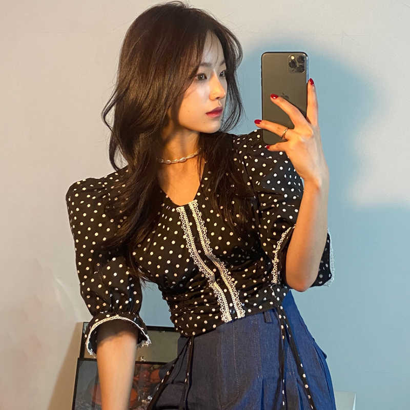 Korejpaa Women Shirt Summer Korean Chic Girl Western Style V-Neck Lace Stitching Drawstring Flared Sleeve Polka-Dot Blouses 210526