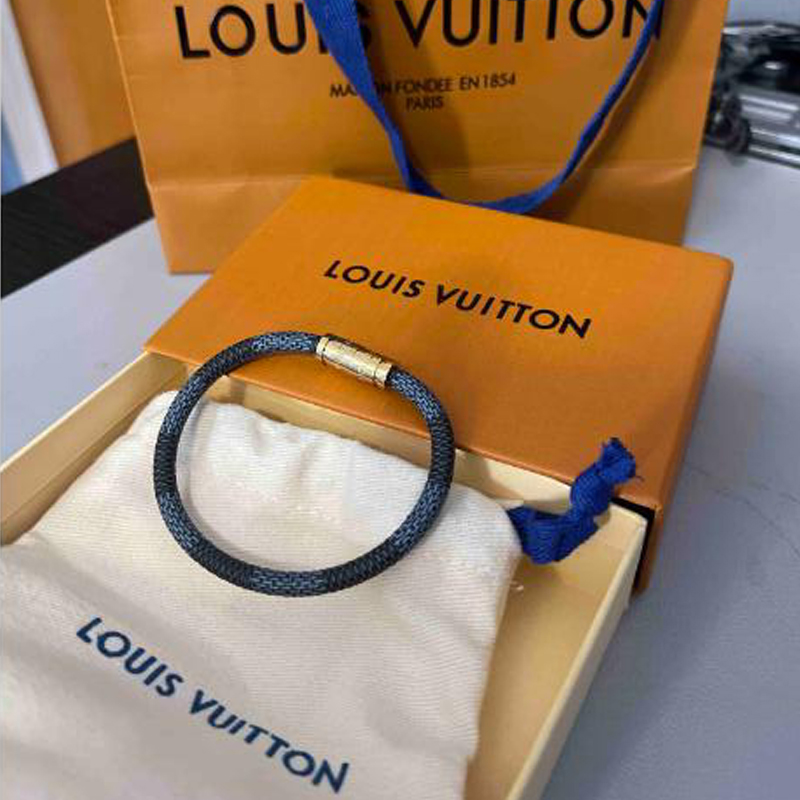 Luis-V Man Woman Bracelet Fashion Leather Magnetic Buckle Bracelets Chain Jewelry Unisex Wristband with Box 3421 Freeshipping!
Luis-V Man Woman Bracelet Fashion Leather Magnetic Buckle Bracelets Chain Jewelry Unisex Wristband with Box 3421 Freeshipping!