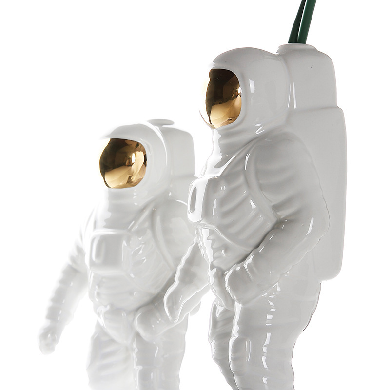 Gold Space Man Sculpture Astronaut Fashion Vase Creative Modern Ceramic Cosmonaut Ornament Model Garden Statue Home Decorations 210414
