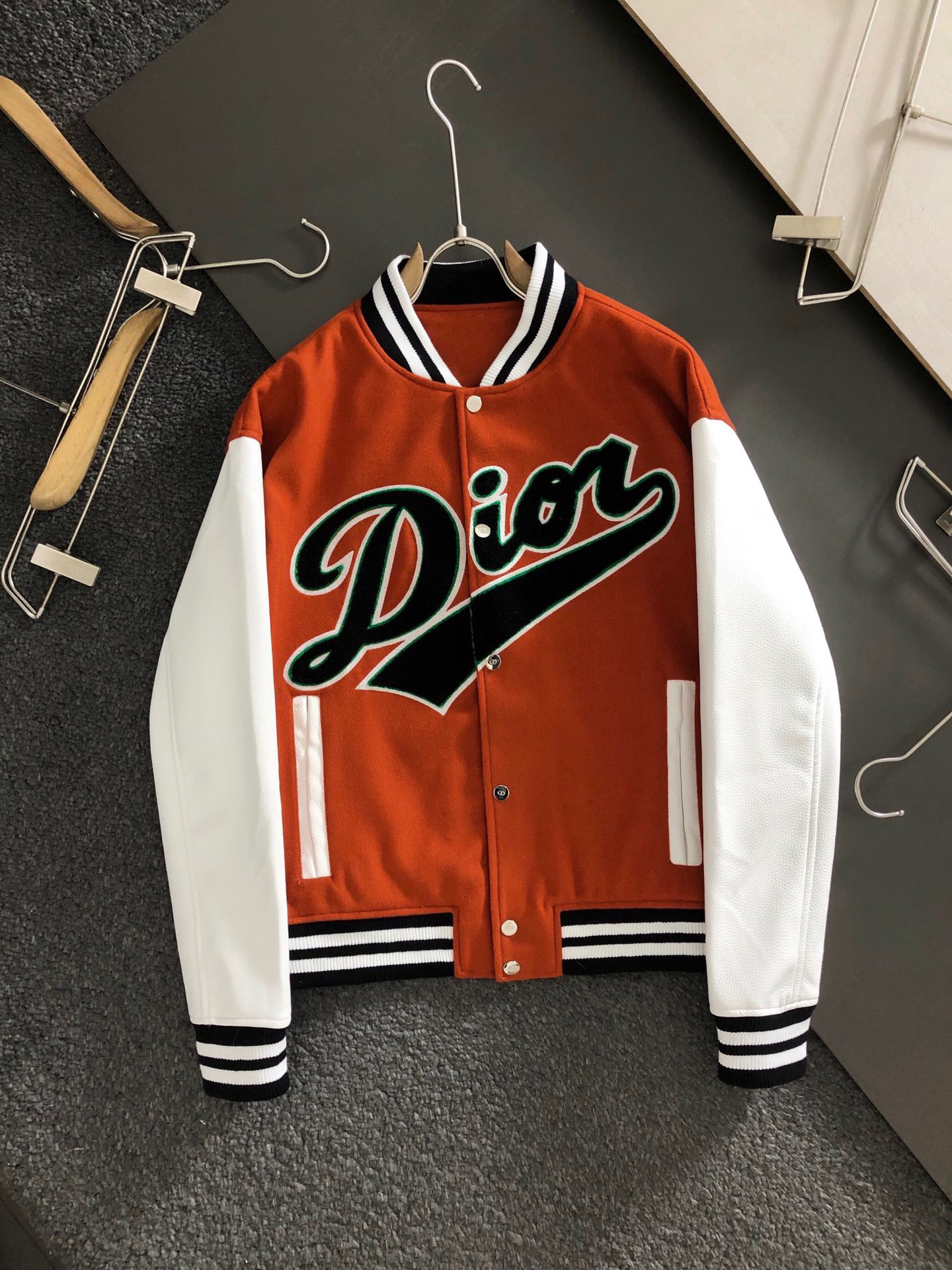 2021ss spring and summer new high grade cotton shirt Men's hoodie Suit pants Casual Fashion jacket Color stripe print sweatshirt Size:, Black;brown
2021ss spring and summer new high grade cotton shirt Men's hoodie Suit pants Casual Fashion jacket Color stripe print sweatshirt Size:, Black;brown