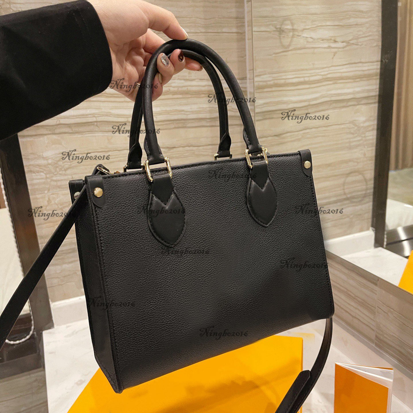 Classic Lady Shopping Bags PM Tote Bag Embossed Leather Womens Designer Letters Flower Handbag Handle Carry Purse Wallets 25cm Single Shoulder Cross Body, Black
Classic Lady Shopping Bags PM Tote Bag Embossed Leather Womens Designer Letters Flower Handbag Handle Carry Purse Wallets 25cm Single Shoulder Cross Body, Black