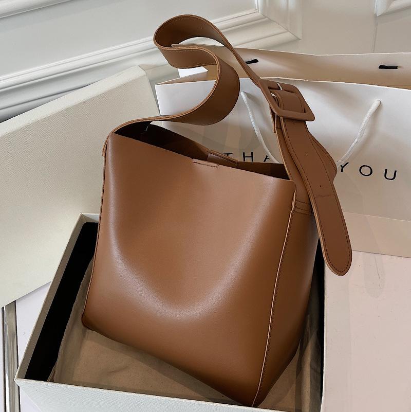 Evening Bags High-quality Ladies Textured Shoulder Bag 2021 Autumn And Winter Female Fashion All-match Messenger Retro Bucket, Black
Evening Bags High-quality Ladies Textured Shoulder Bag 2021 Autumn And Winter Female Fashion All-match Messenger Retro Bucket, Black