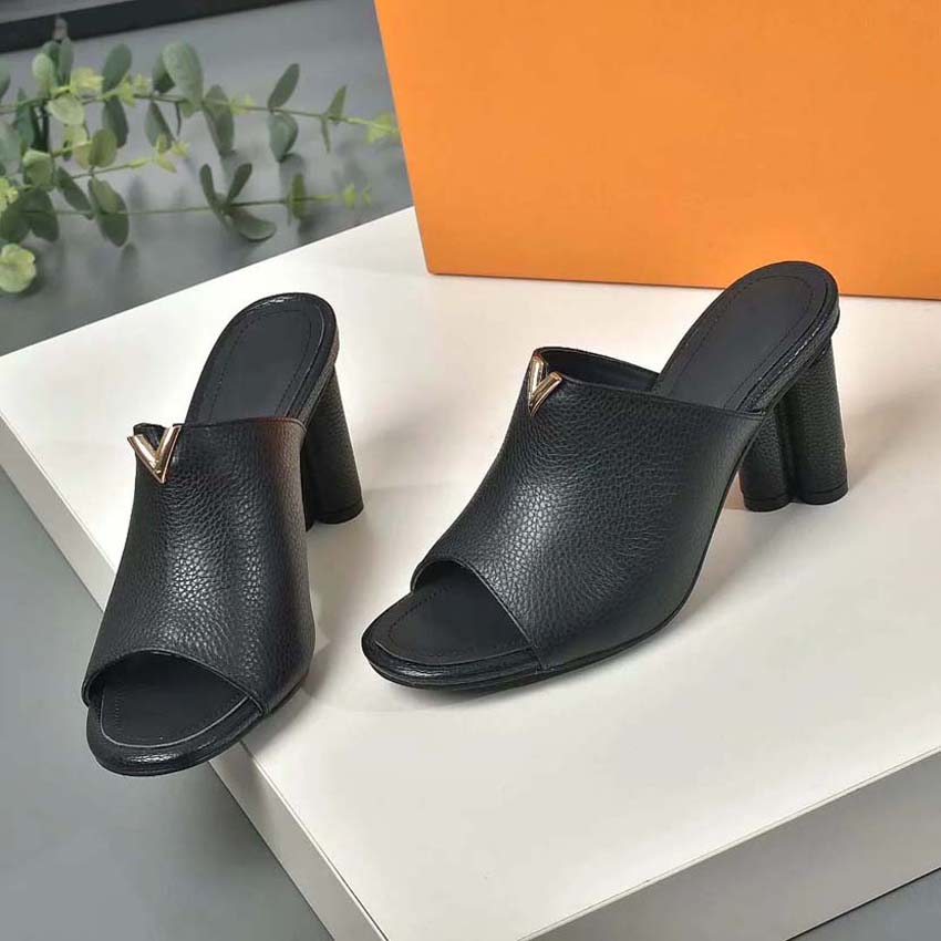Classics Women heels shoes Sandals fashion Beach Thick bottom slippers Alphabet lady Leather High heel shoe slides By home011 013, Box
Classics Women heels shoes Sandals fashion Beach Thick bottom slippers Alphabet lady Leather High heel shoe slides By home011 013, Box
