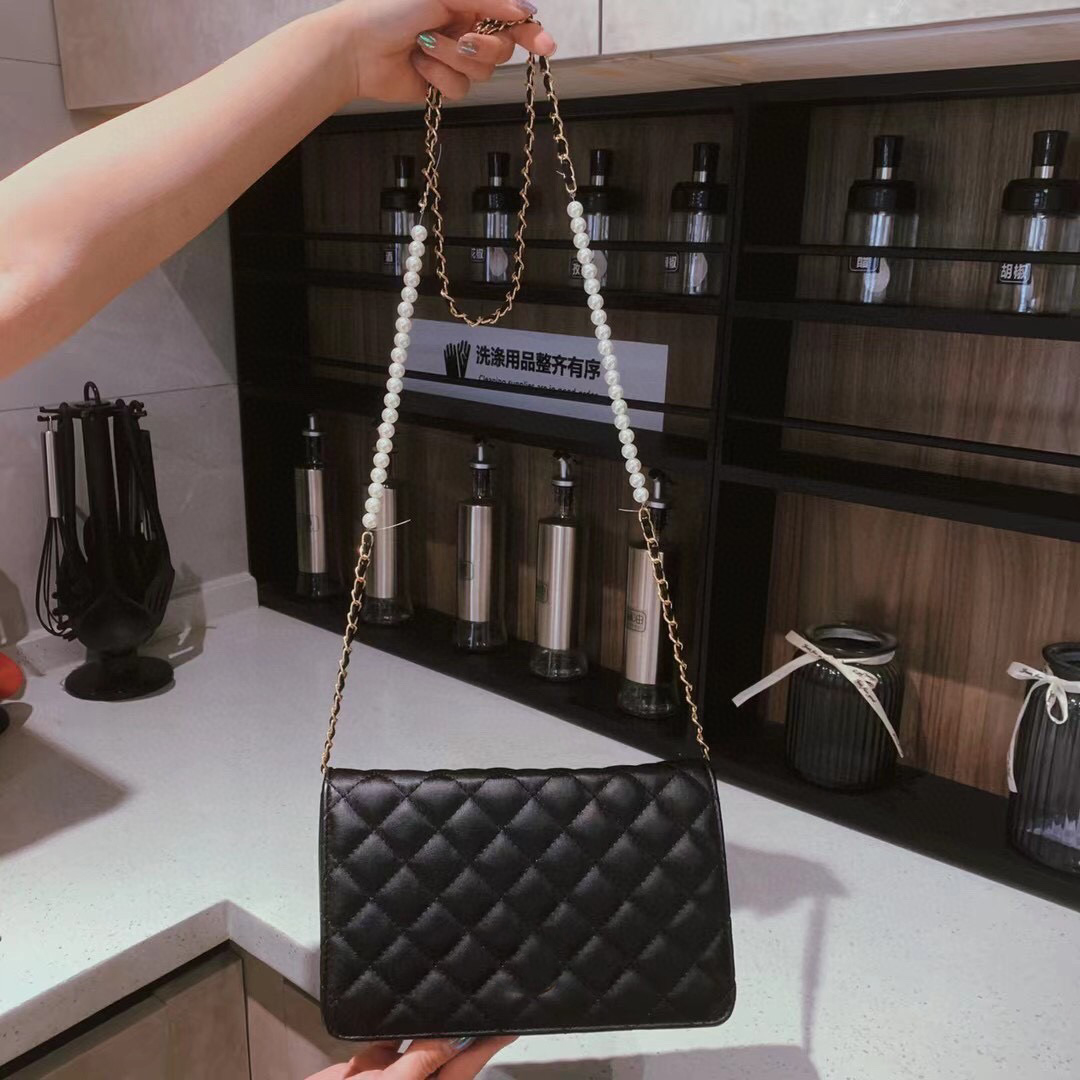2021 fashion luxury designer brand pearl chain shoulder bag cross carrying portable Dinner Bag
2021 fashion luxury designer brand pearl chain shoulder bag cross carrying portable Dinner Bag