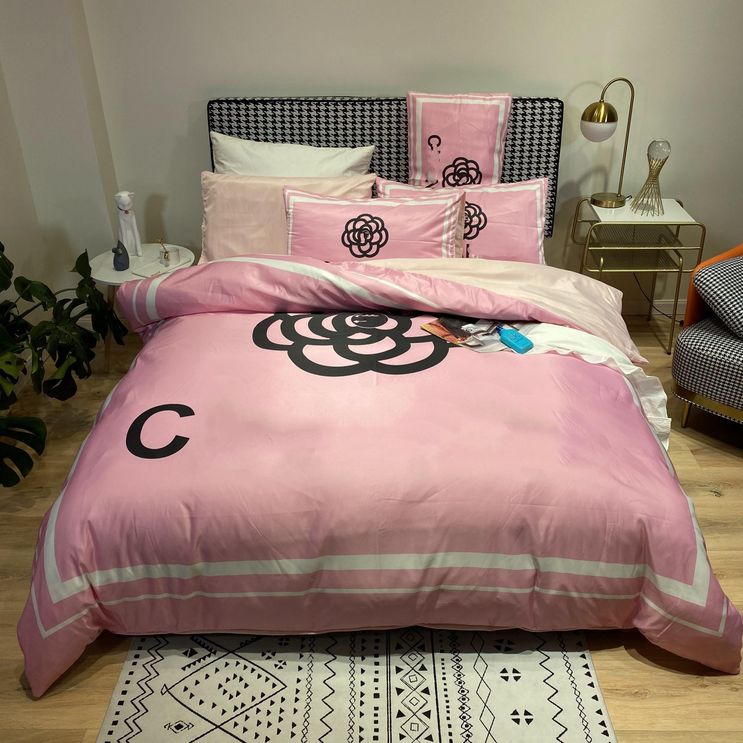 Luxury pink designer bedding sets silk letter printed size duvet cover bed sheet fashion pillowcases comforter set, Same as pic
Luxury pink designer bedding sets silk letter printed size duvet cover bed sheet fashion pillowcases comforter set, Same as pic