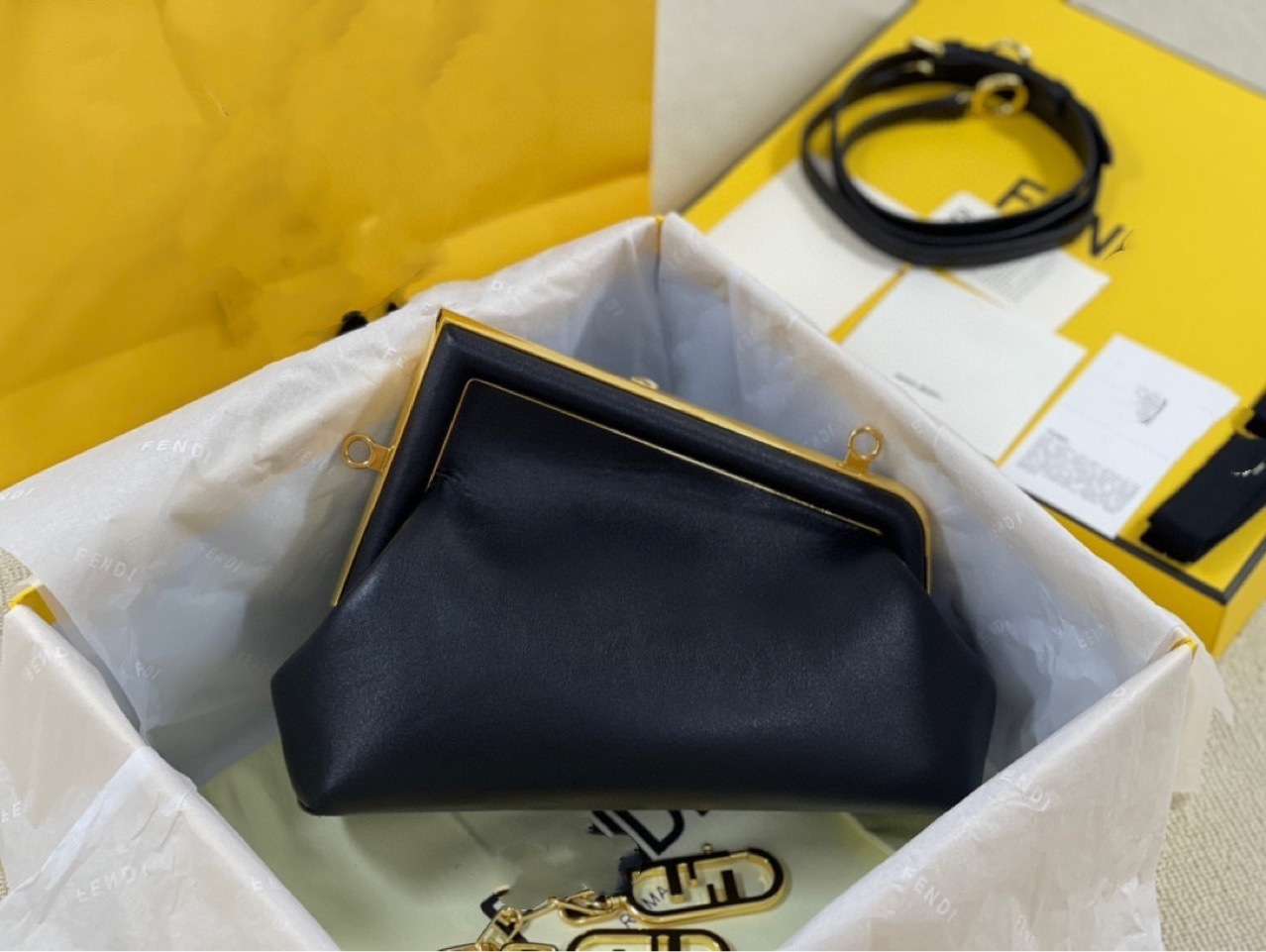 Women Luxurys Fend Designer 2021 Handbags First Series Metal Wrapped Dinner Handbag Single Shoulder Messenger Bag T3n0
Women Luxurys Fend Designer 2021 Handbags First Series Metal Wrapped Dinner Handbag Single Shoulder Messenger Bag T3n0