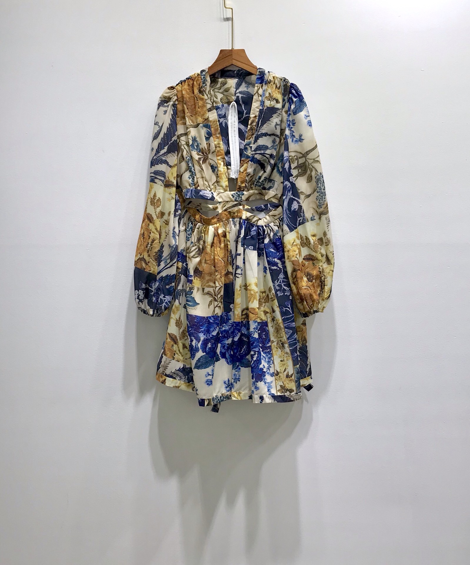 Summer 2021 personalized strapping waist stitching printed Lantern Sleeve V-neck A-line short dress, Multi
Summer 2021 personalized strapping waist stitching printed Lantern Sleeve V-neck A-line short dress, Multi