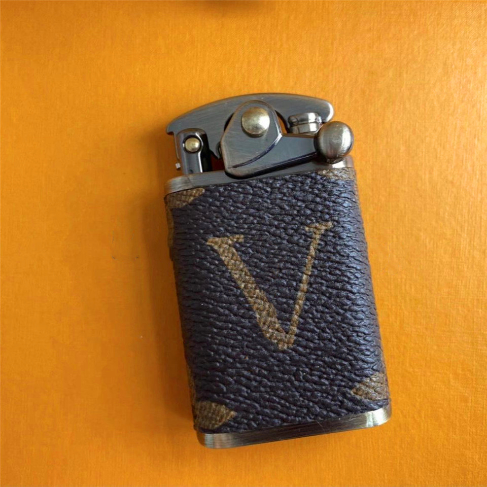 LIV Leather Kerosene Lighter Collectable Wind-proof Pure Copper Thin Fuel Compact Key Chain Petrol Lighter Grinding Wheel Lighters Outdoor T
LIV Leather Kerosene Lighter Collectable Wind-proof Pure Copper Thin Fuel Compact Key Chain Petrol Lighter Grinding Wheel Lighters Outdoor T
