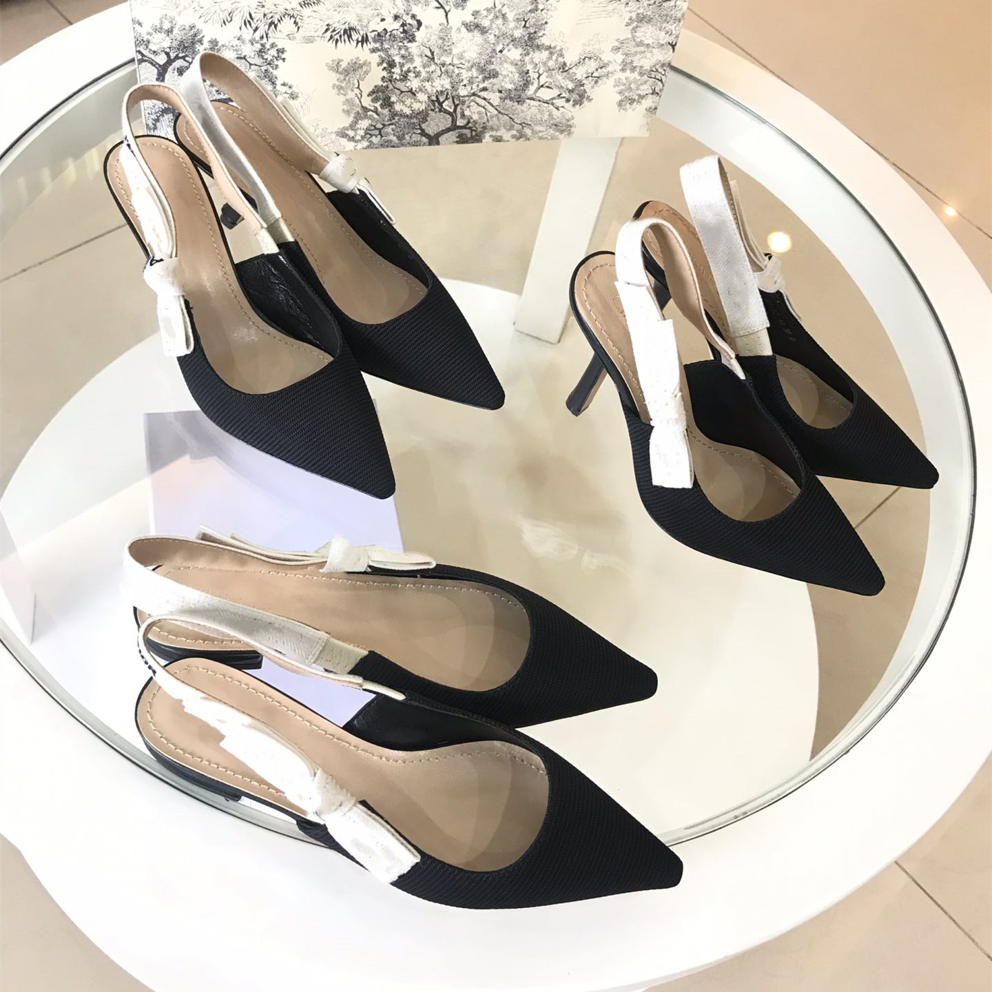 Designer Sandal Gladiator Leather Ladies Sandals Stiletto High Heels Fashion Sexy Letters Striped Cloth Flat Women Shoes 34-40, Black
Designer Sandal Gladiator Leather Ladies Sandals Stiletto High Heels Fashion Sexy Letters Striped Cloth Flat Women Shoes 34-40, Black