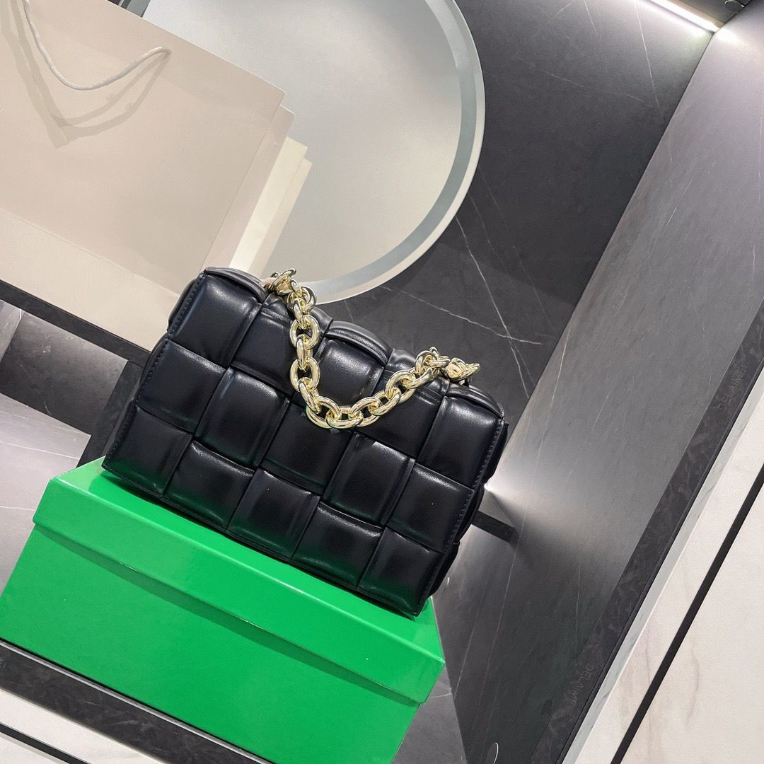 2021 women shoulder fashion messenger bag cowhide women's small party retro handbag ladies wallet and purees Woven letter Hardware 26cm
2021 women shoulder fashion messenger bag cowhide women's small party retro handbag ladies wallet and purees Woven letter Hardware 26cm