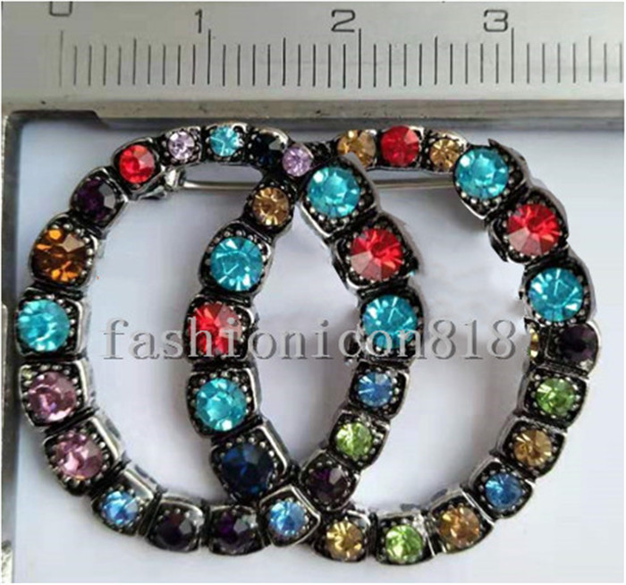 High quality Luxury Women Designer Brooch Letter Diamond Brooches Pins Tassel Brooch Ladys Fashion Jewelry Decoration
High quality Luxury Women Designer Brooch Letter Diamond Brooches Pins Tassel Brooch Ladys Fashion Jewelry Decoration
