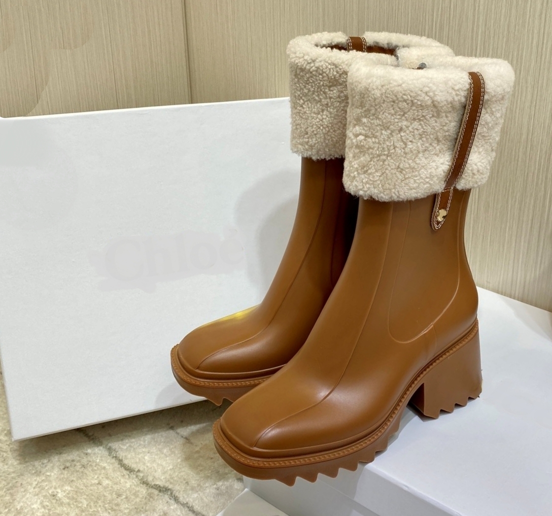 Top Luxurys Designers Women Rain Boots England Fashion Waterproof welly Rubber Water Rains Shoes Ankle Boot Booties Outdoor Classic Rainshoes, Black
Top Luxurys Designers Women Rain Boots England Fashion Waterproof welly Rubber Water Rains Shoes Ankle Boot Booties Outdoor Classic Rainshoes, Black