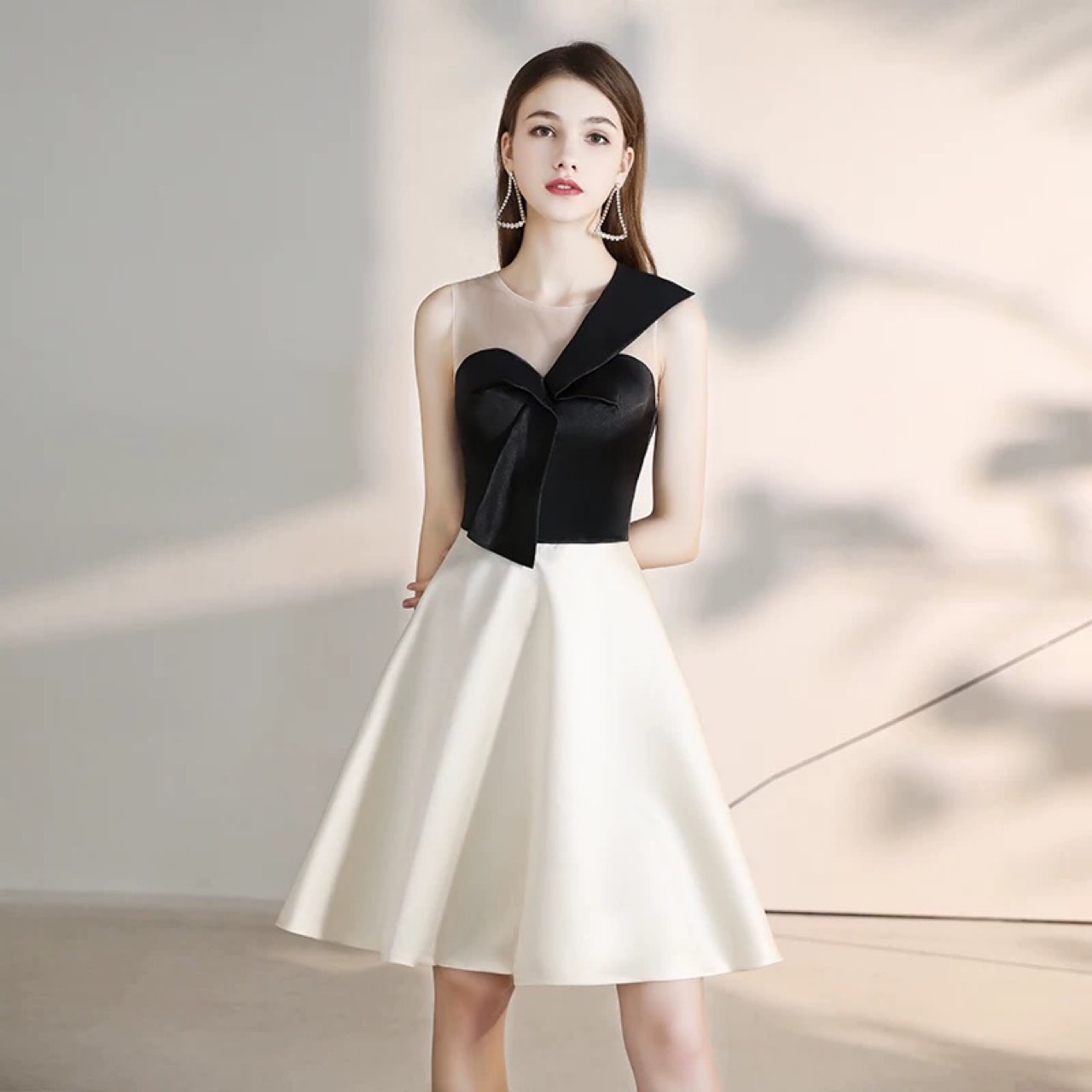 Black Sheer Jewel Satin A Line Homecoming Dresses Hand Made Flower Knee Length Short Prom Party Cheap Cocktail Dresses, Same as picture
Black Sheer Jewel Satin A Line Homecoming Dresses Hand Made Flower Knee Length Short Prom Party Cheap Cocktail Dresses, Same as picture