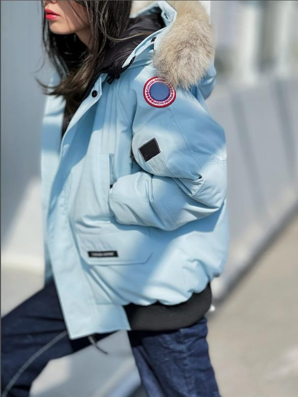 Fashion Women's Bomber Jackets Fur Collar Hooded Blue Down Coat Designer Parkas Women High Quality Winter Warm Windproof Outwear
Fashion Women's Bomber Jackets Fur Collar Hooded Blue Down Coat Designer Parkas Women High Quality Winter Warm Windproof Outwear