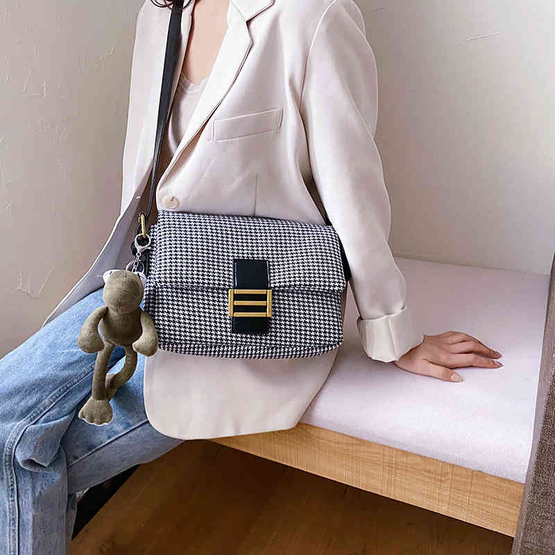 Small new style messenger women's sling shoulder contrast color small square bag, Black
Small new style messenger women's sling shoulder contrast color small square bag, Black