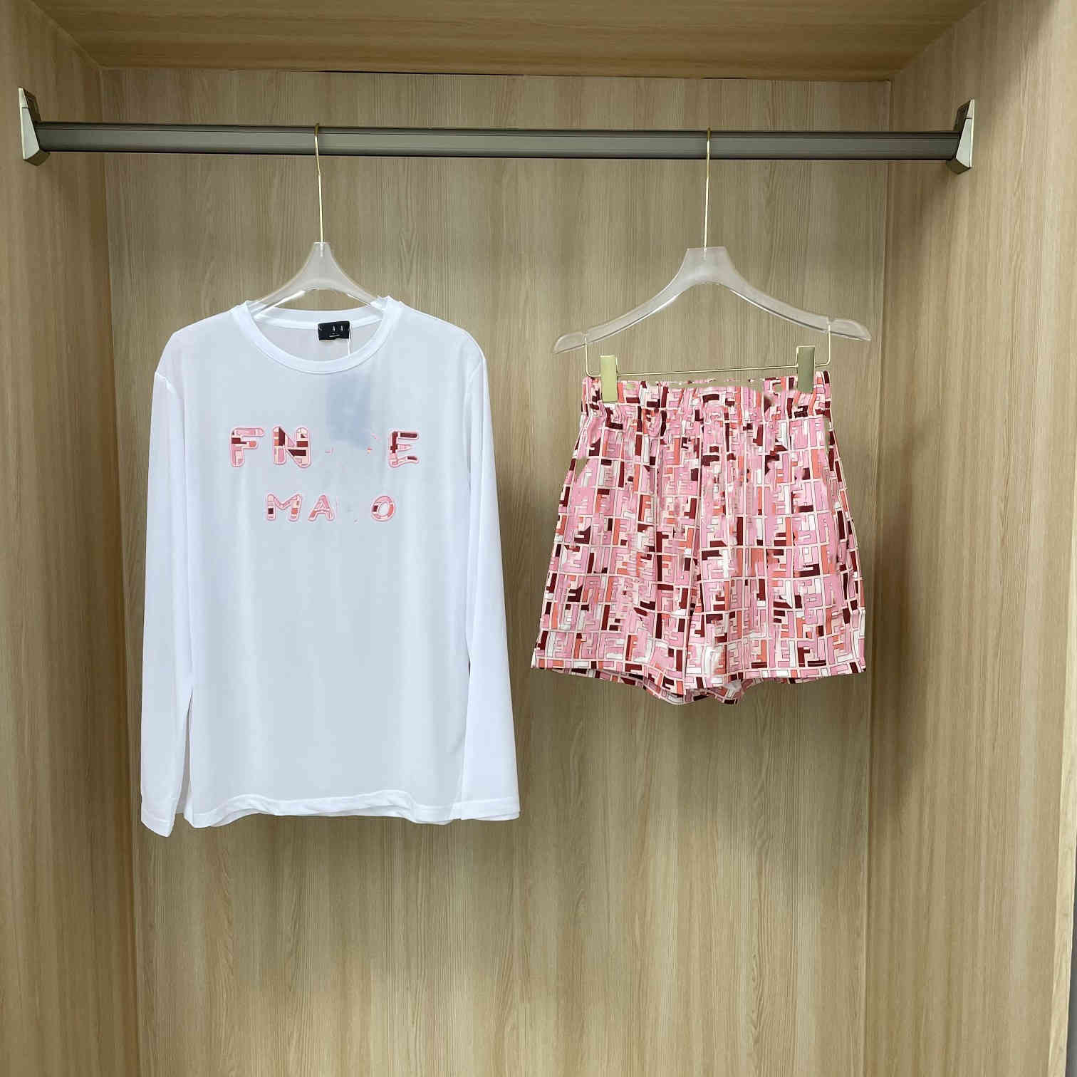21 summer tide + embroidered cloth letter sunscreen suit reduces age and looks thin, Pink
21 summer tide + embroidered cloth letter sunscreen suit reduces age and looks thin, Pink