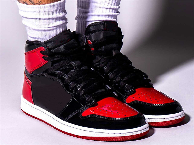 2021 Release I High Bred Patent Basketball Shoes Mens Jumpman 1 Black Varsity Red Sports Sneakers Ship With Shoebox
2021 Release I High Bred Patent Basketball Shoes Mens Jumpman 1 Black Varsity Red Sports Sneakers Ship With Shoebox