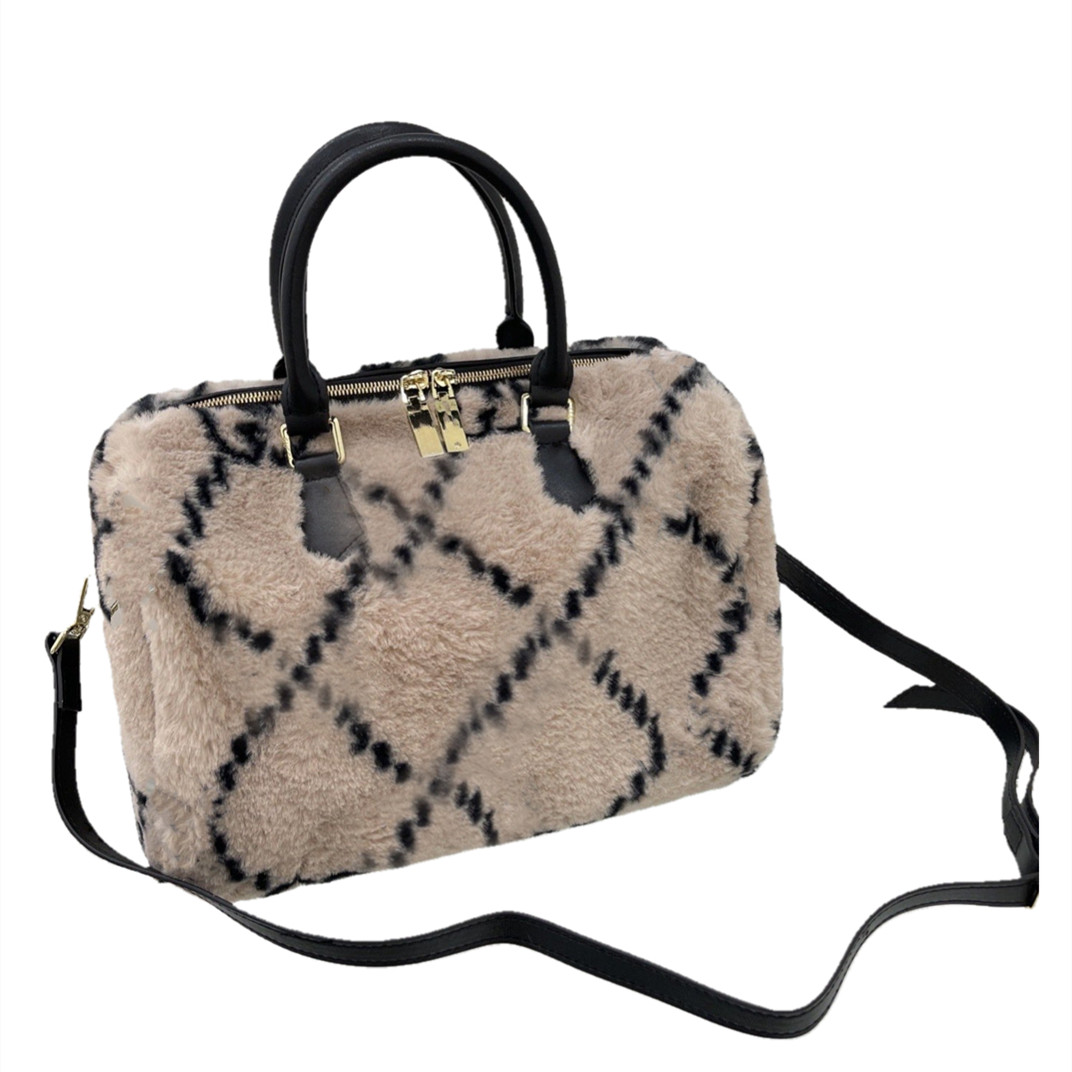 Fake Fur Shopping Bag Fashion winter cute tote 2021 fashionable rabbit furs handbag Plush Crossbody Bags personalized totes furry shoulder H
Fake Fur Shopping Bag Fashion winter cute tote 2021 fashionable rabbit furs handbag Plush Crossbody Bags personalized totes furry shoulder H