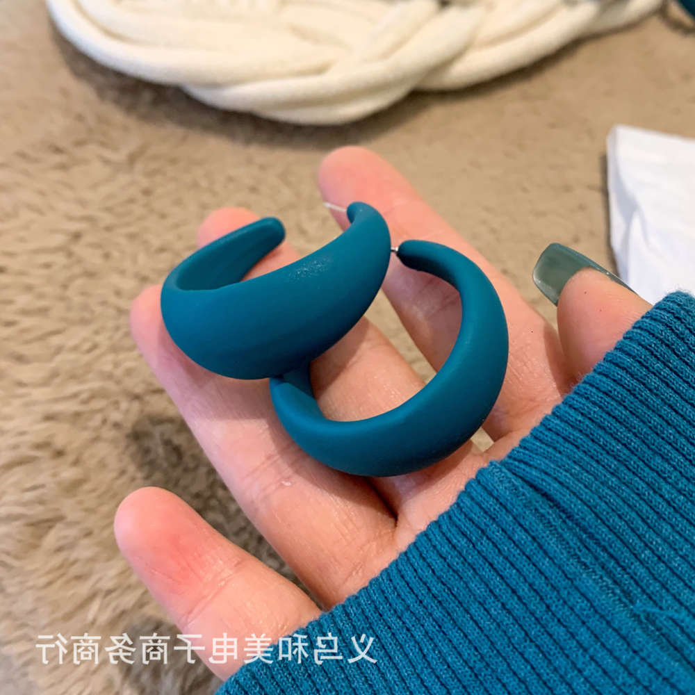 earrings South Korea dongdamen personality lake blue large C-shaped earrings show white face thin Round Earrings spring, Golden
earrings South Korea dongdamen personality lake blue large C-shaped earrings show white face thin Round Earrings spring, Golden