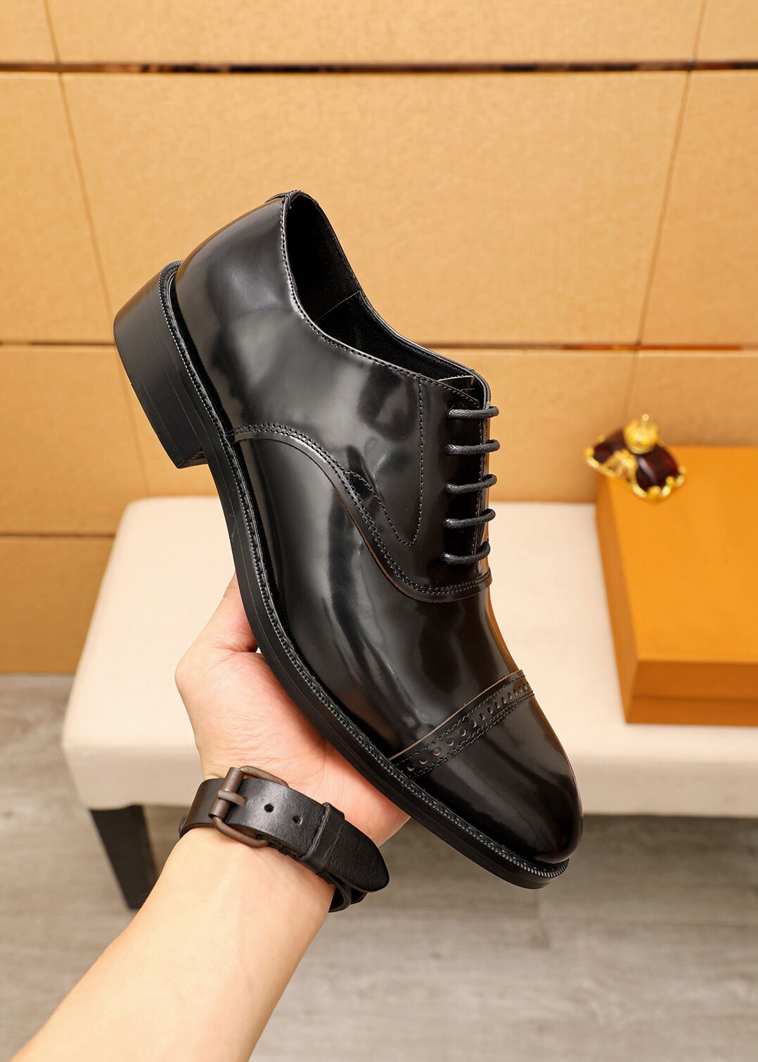 2022 Men Formal Business Flats Top Quality Male Casual Genuine Leather Brogue Loafers Brand Designer Wedding Party Dress Shoes Size 38-45, Black
2022 Men Formal Business Flats Top Quality Male Casual Genuine Leather Brogue Loafers Brand Designer Wedding Party Dress Shoes Size 38-45, Black