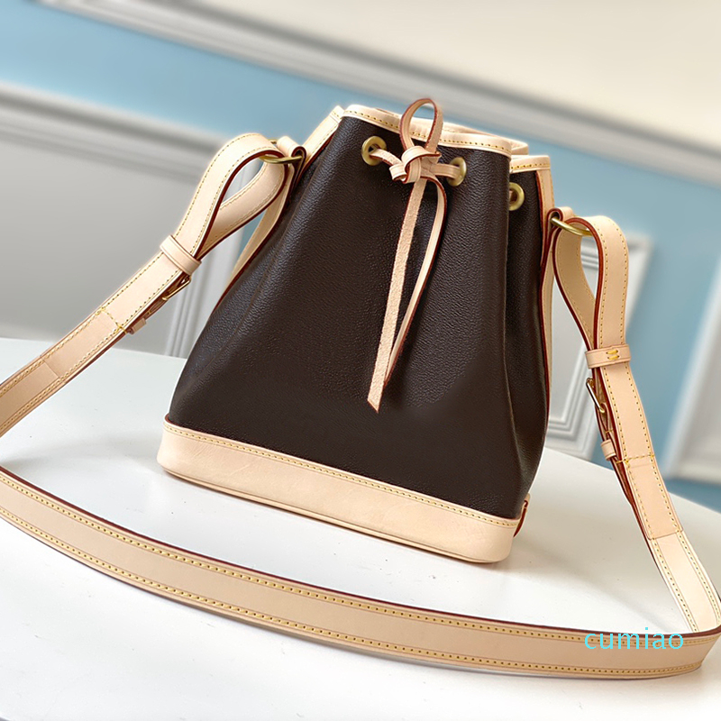 2020 New style The bottom of the bag is reinforced with leather It can accommodate a variety of everyday items Large capacity 40817 bag
2020 New style The bottom of the bag is reinforced with leather It can accommodate a variety of everyday items Large capacity 40817 bag