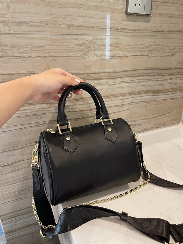 Woman designer handbag luxury brand shoulder bags leather fashion classic messenger bag counter 2021 factory sales discount price, Extra shipping fee
Woman designer handbag luxury brand shoulder bags leather fashion classic messenger bag counter 2021 factory sales discount price, Extra shipping fee